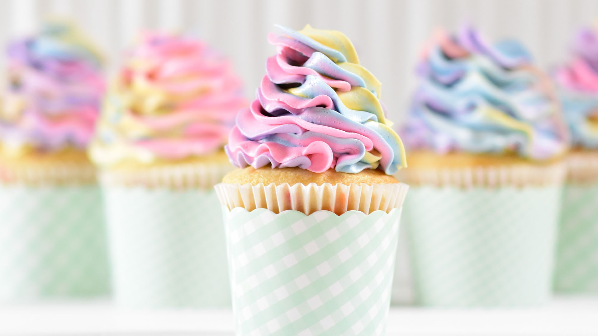 Cupcakes mit buntem Frosting.