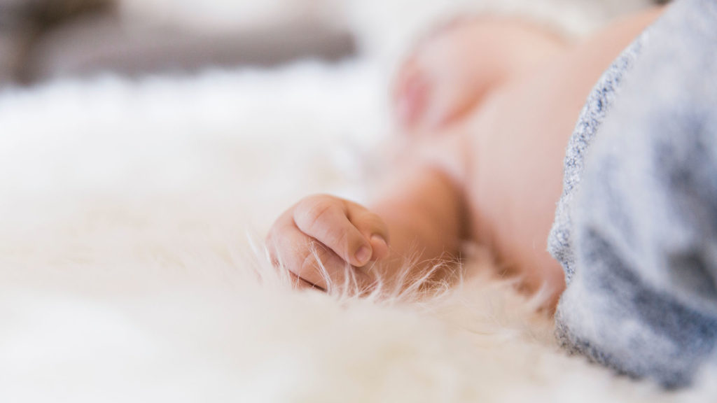 Baby auf weißem Fell