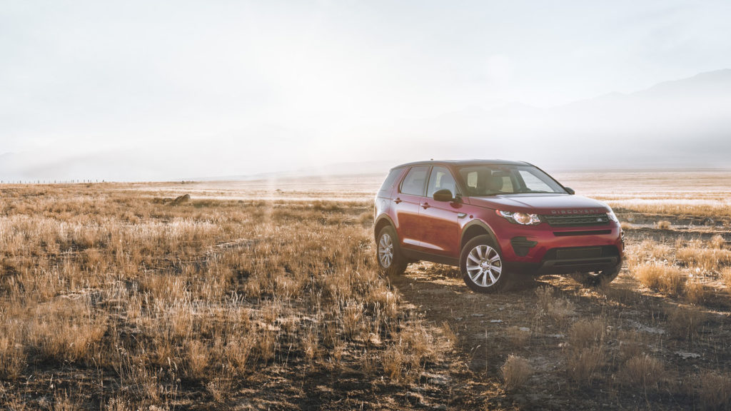 Roter SUV in Landschaft