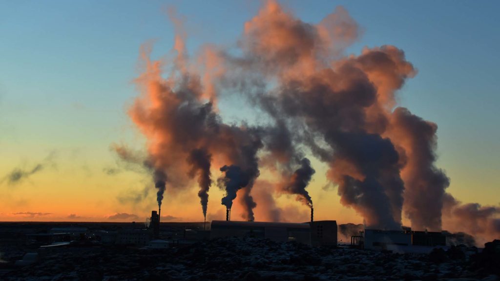 Ausstoß von Industriewerken vor Sonnenuntergang