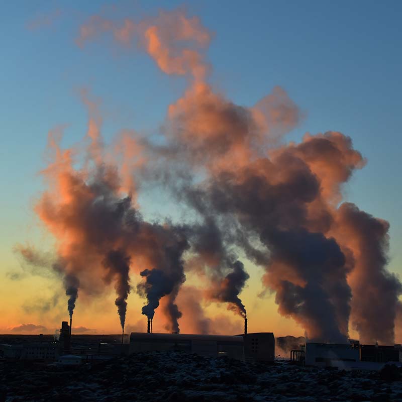 Ausstoß von Industriewerken im Sonnenuntergang.