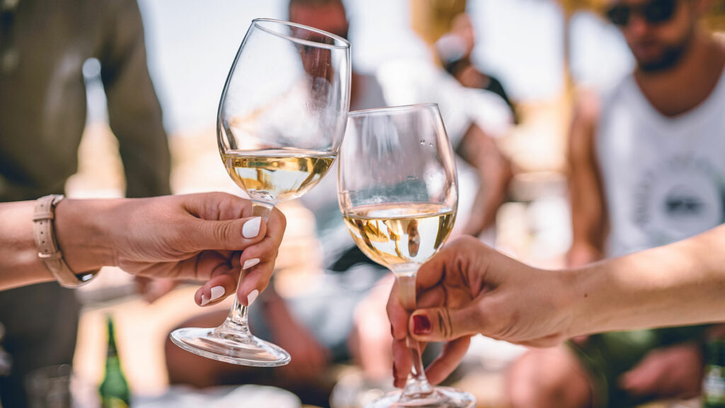 Zwei Frauen stoßen mit Wein an