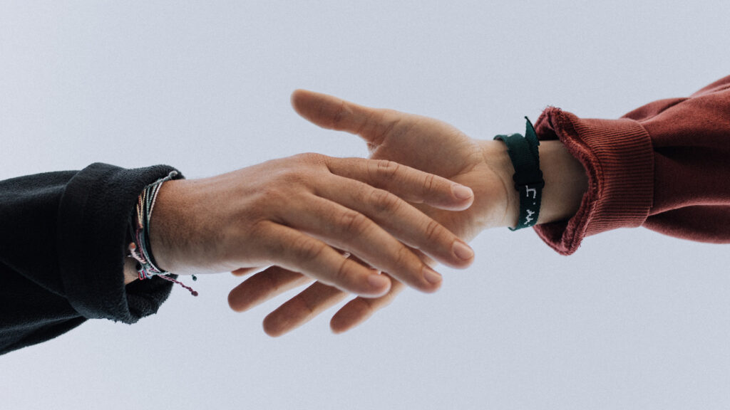Eine Hand ergreift eine andere Hand.