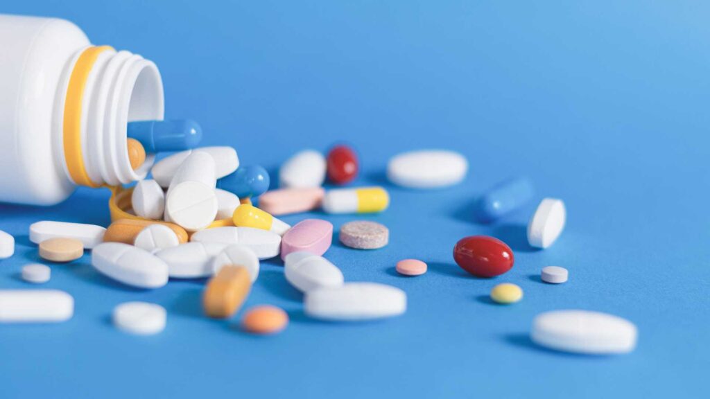 Antibiotika auf einem blauen Tisch.