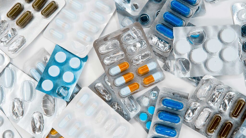 Viele Tabletten-Blister auf einem Tisch.