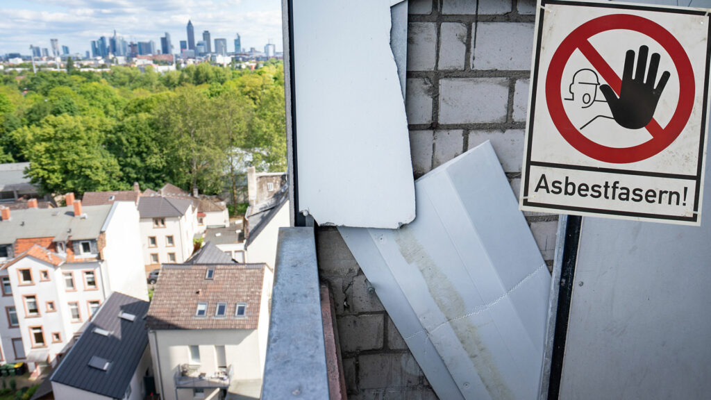 Eine offengelegte Gebäudefassade, dahinter wurden Asbestplatten verbaut.