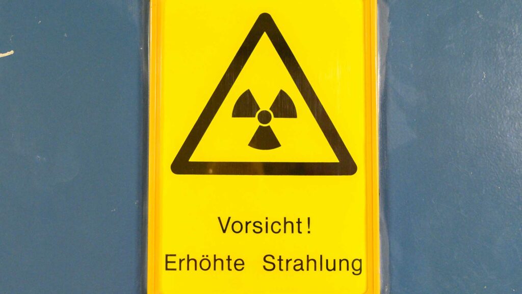 Gelbes Atomkraft-Schild warnt vor erhöhter Strahlung.
