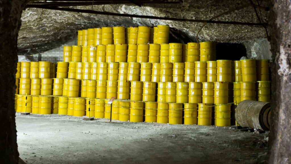 Atommüll in Fässern im Endlager.