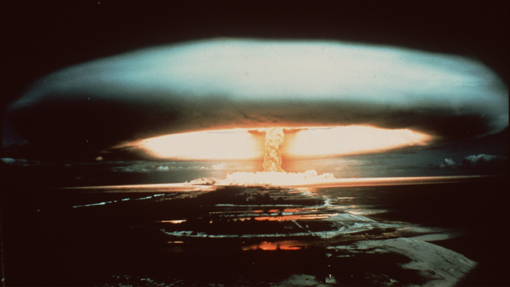 Nach der Explosion einer französischen Atombombe 1971 schwebt dieser riesige Atompilz über dem Mururoa-Atol