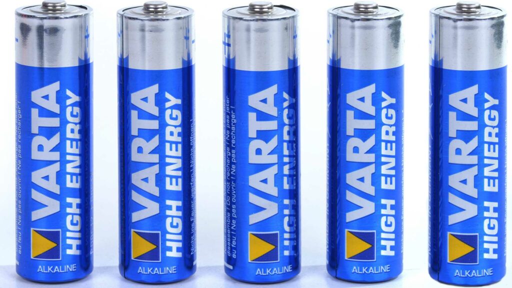 Fünf aufgestellte Batterien in einer Reihe.