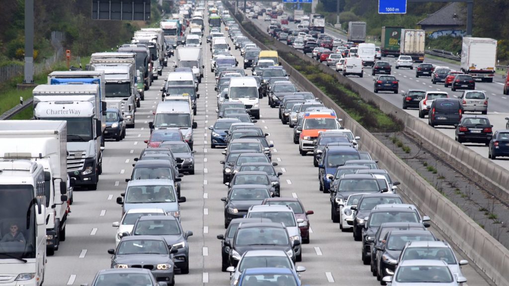 Kilometerlang staut sich der Verkehr auf der Autobahn.