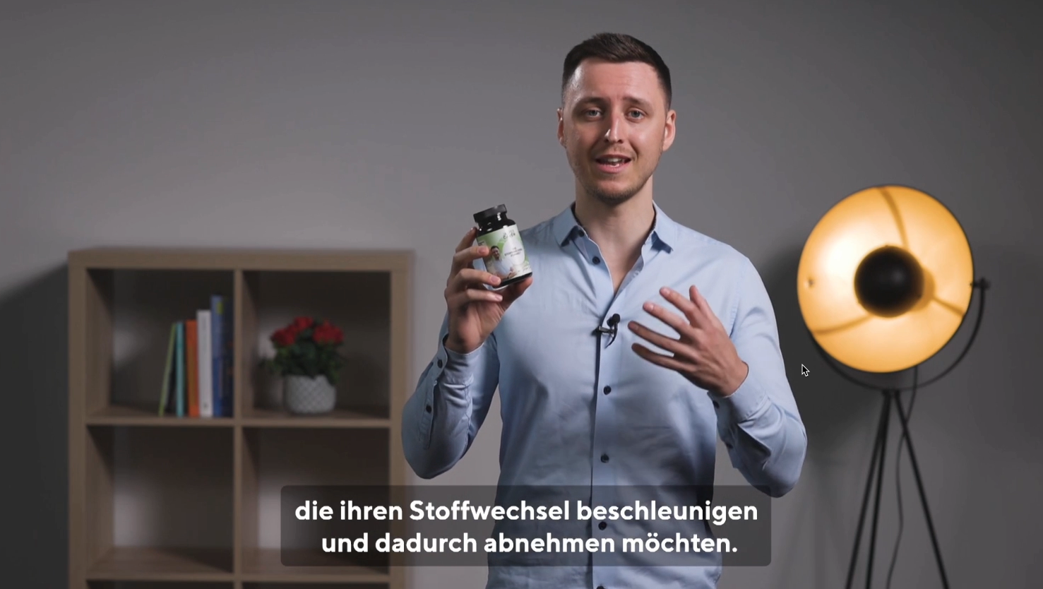 Jasper Caven präsentiert eine Dose seines Produkt "Stoffwechsel-Formel"