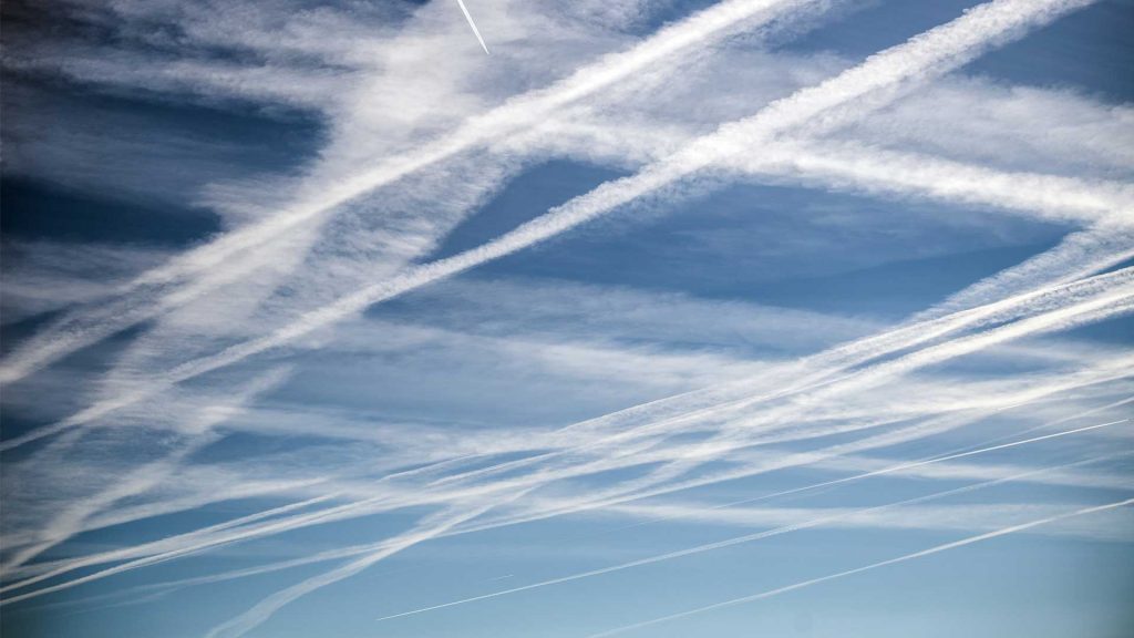 Kondensstreifen am Himmel.