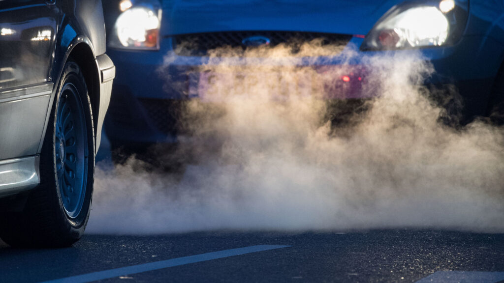 Autos und Abgase auf einer Straße