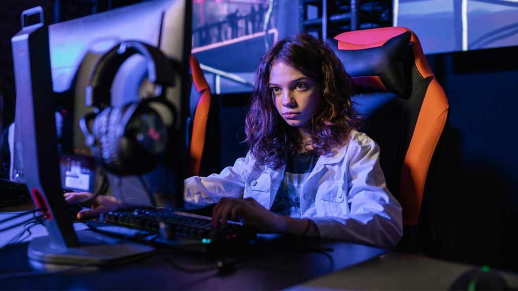 Mädchen sitzt vor einem Computer