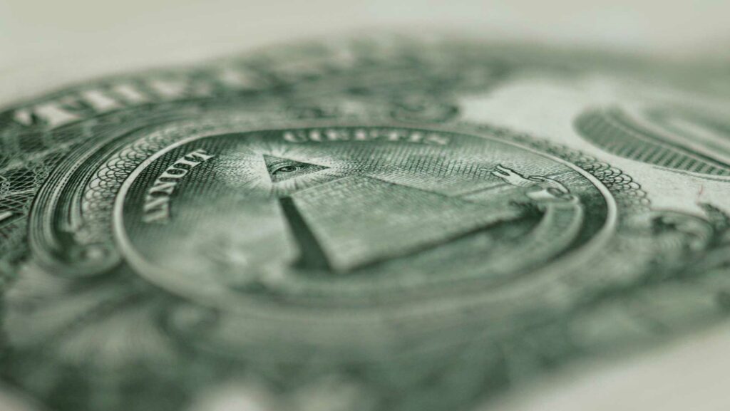 Close-Up auf die Pyramide einer Ein-Dollar-Note.