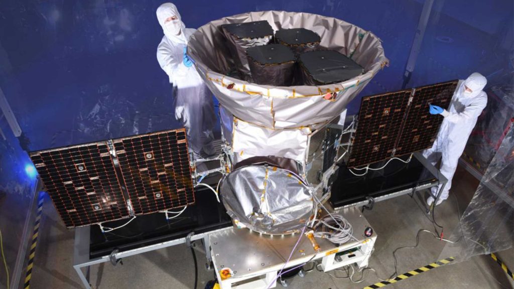 Das-Weltraumteleskop-TESS Weltraumteleskop TESS bei der Konstruktion.