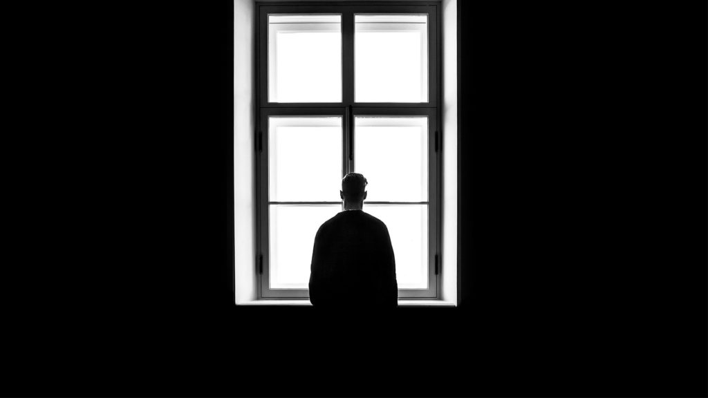 Silhouette eines Mannes vor einem Fenster