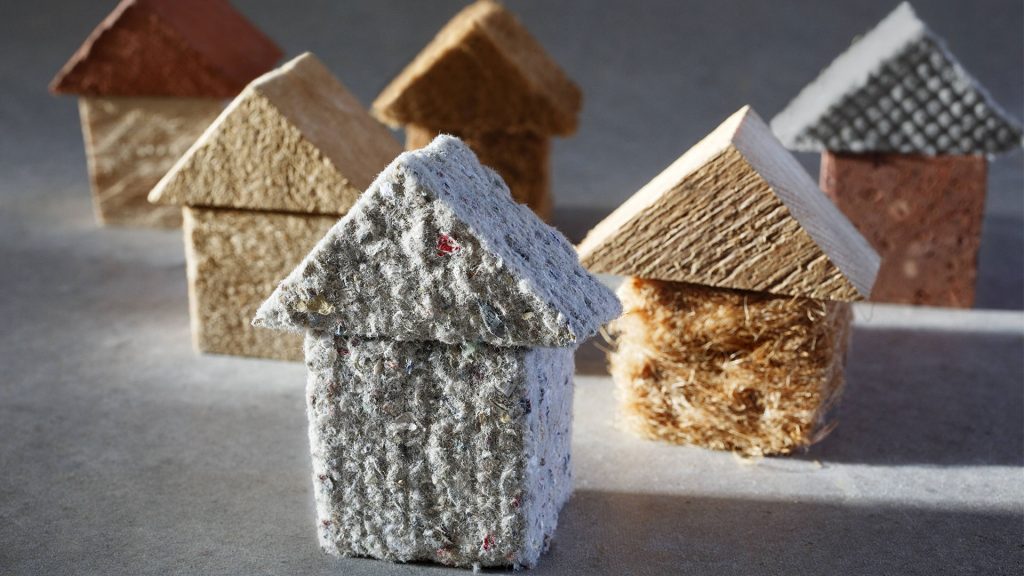 Verschiedene kleine Klötzchen-Häuser aus Dämmstoffen.