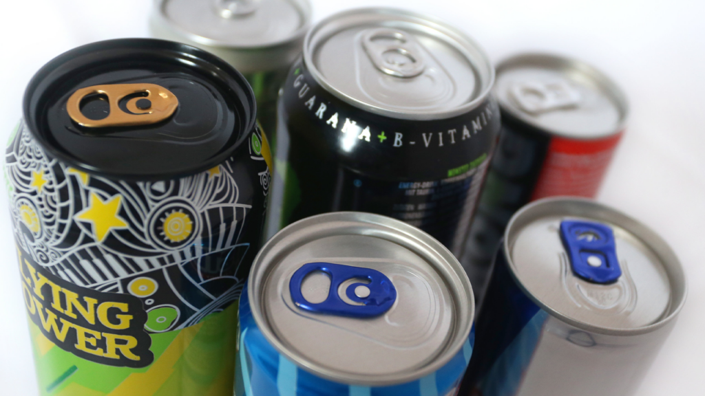 Mehrere Dosen verschiedender Energydrinks