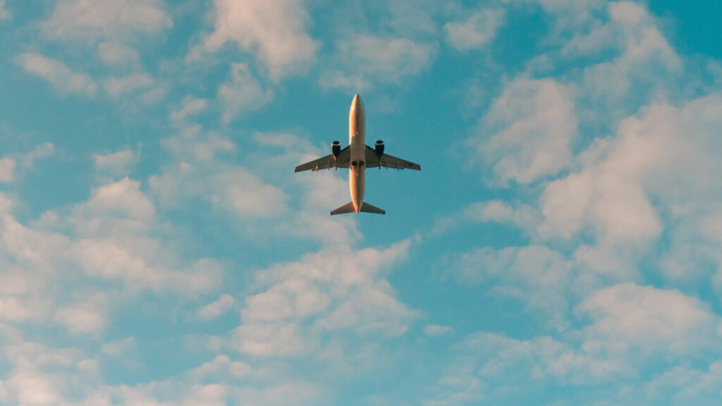 Ein weißes Flugzeug fliegt.