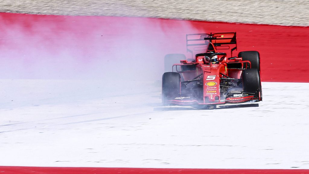 Ferrari-Rennwagen mit qualmenden Reifen.