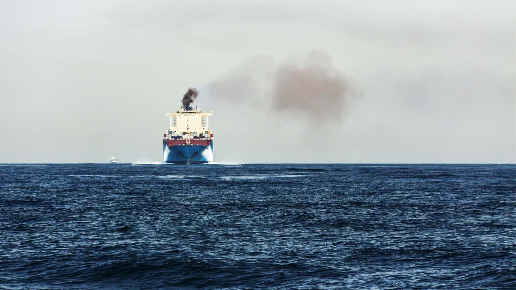 Frachter auf dem Mittelmeer