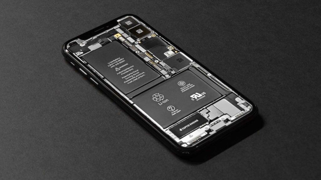 Geöffnete Rückseite eines Smartphones.