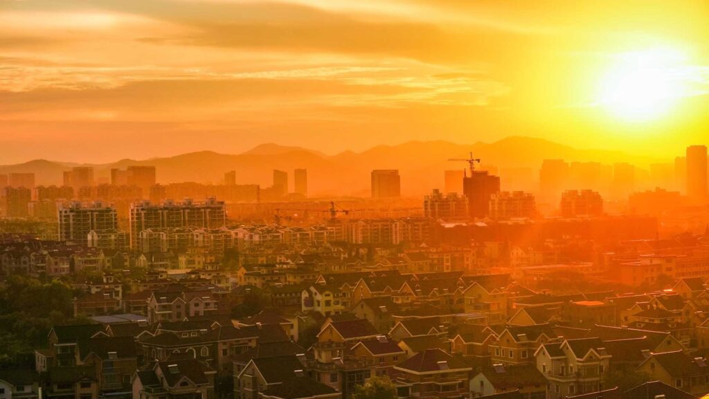 Sonne strahlt über Stadt