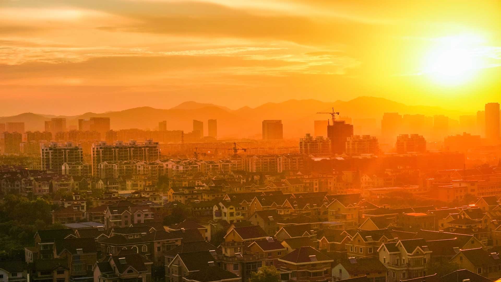 Sonne strahlt über Stadt