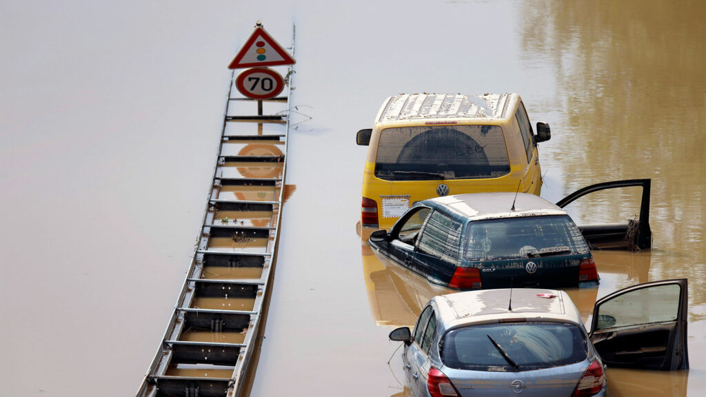 Nach der Hochwasser-Katastrophe im Erftkreis gehen die Aufräumarbeiten weiter. Bei den Bergungsarbeiten der zerstörten Autos in Erftstadt-Liblar kommen auch Sonar, Bundeswehrpanzer und Taucher zum Einsatz: Sie überprüfen die massiv beschädigten Fahrzeuge auf der B256 Luxemburger Straße. Die Fahrer der Autos und LKWs waren von den Wassermassen überrascht worden, konnten sich nach bisherigen Erkenntnissen offenbar noch eilig in Sicherheit bringen. Erftstadt, 17.07.2021