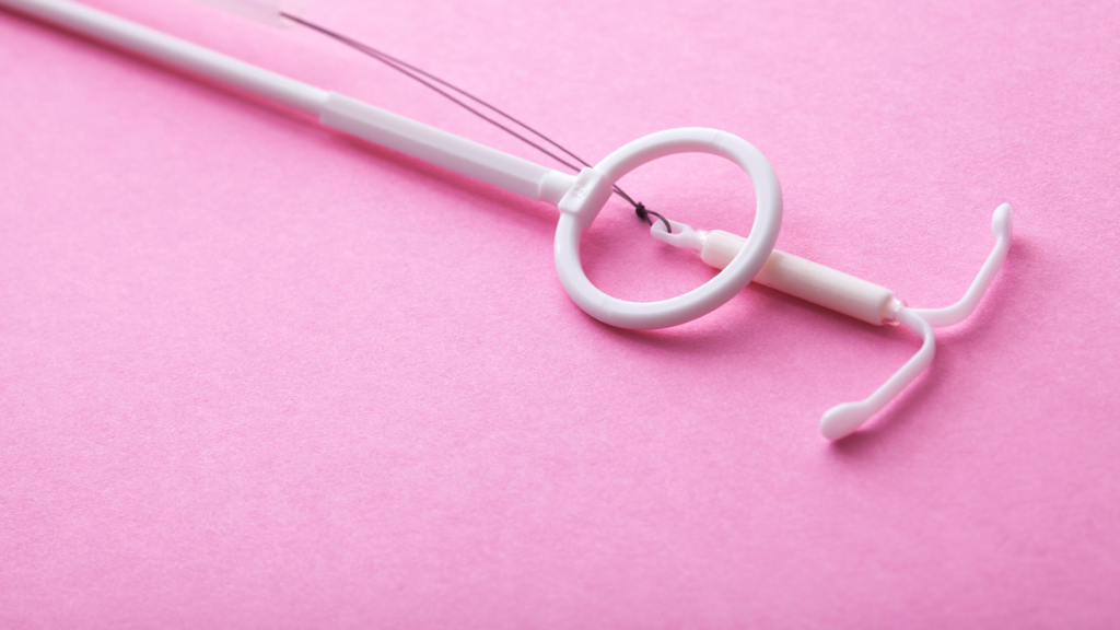 Hormonspirale auf rosa Hintergrund