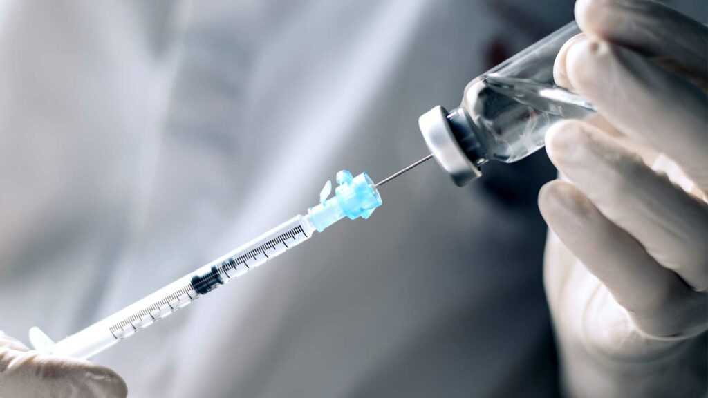 Impfampulle wird aufgezogen