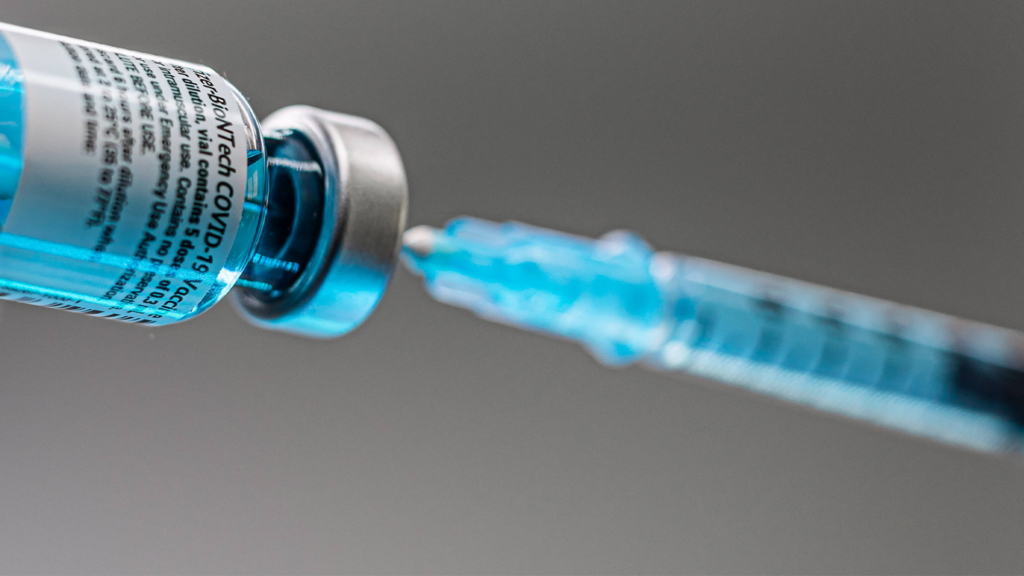 BioNTech/Pfizer Impfstoff wird aufgezogen