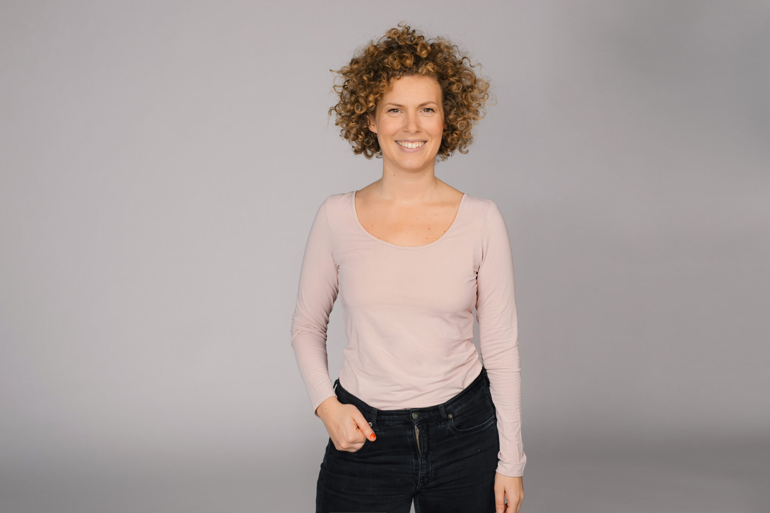 Quarks Daily Host Ina Plodroch im Portrait.