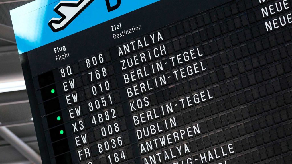 Anzeigetafel im Flughafen.