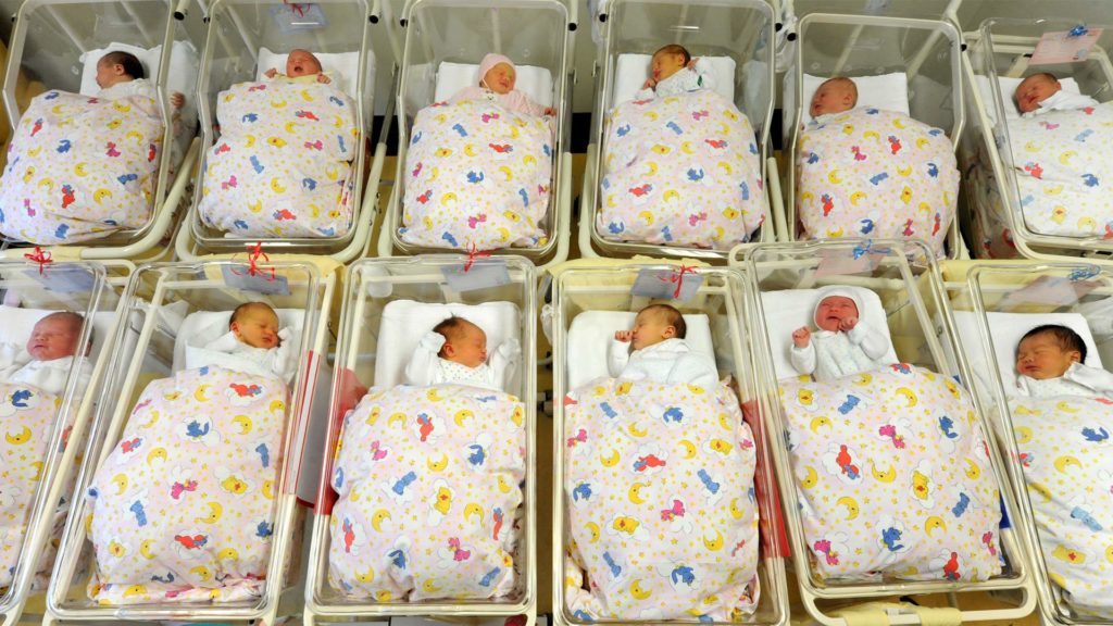 Babys liegen nebeneinander