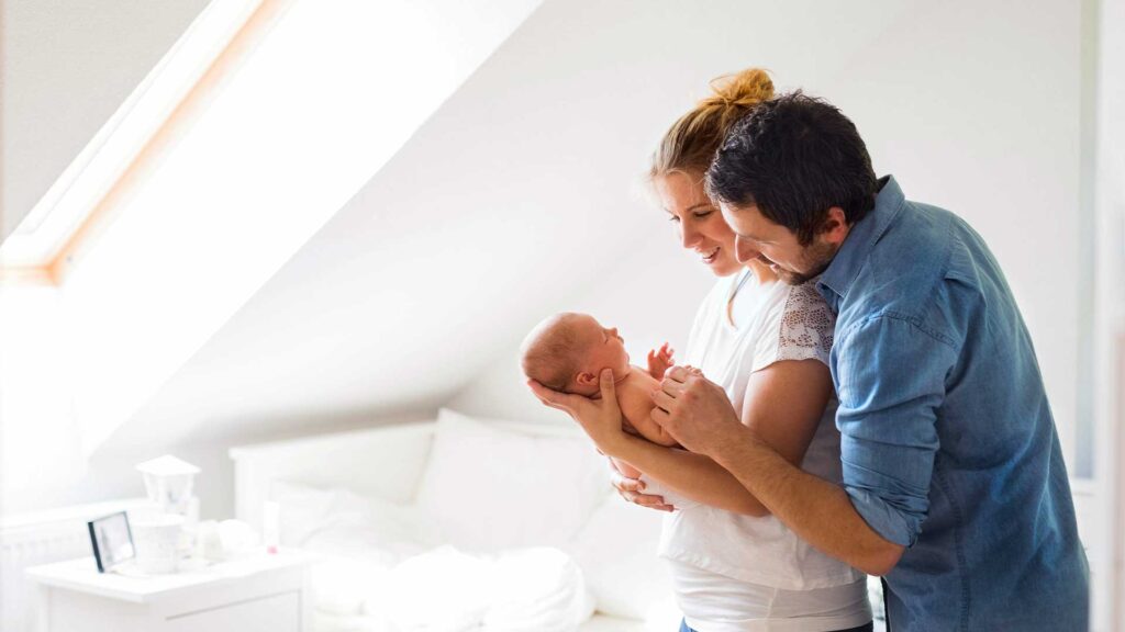 Vater und Mutter mit Baby