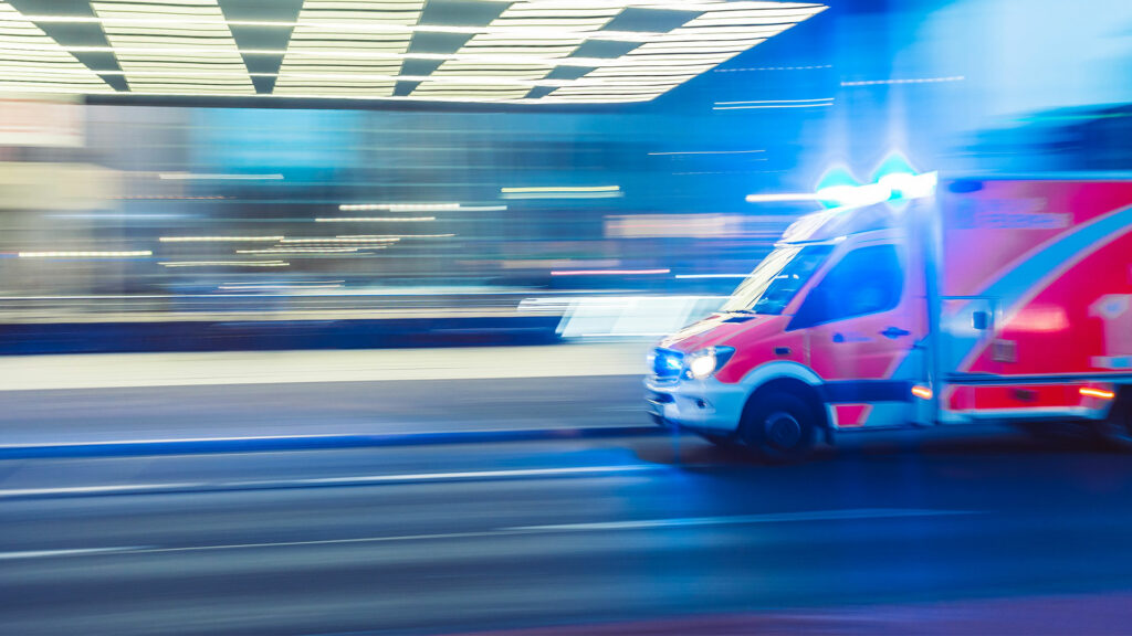 Ein Krankenwagen fährt zu einem Krankenhaus.