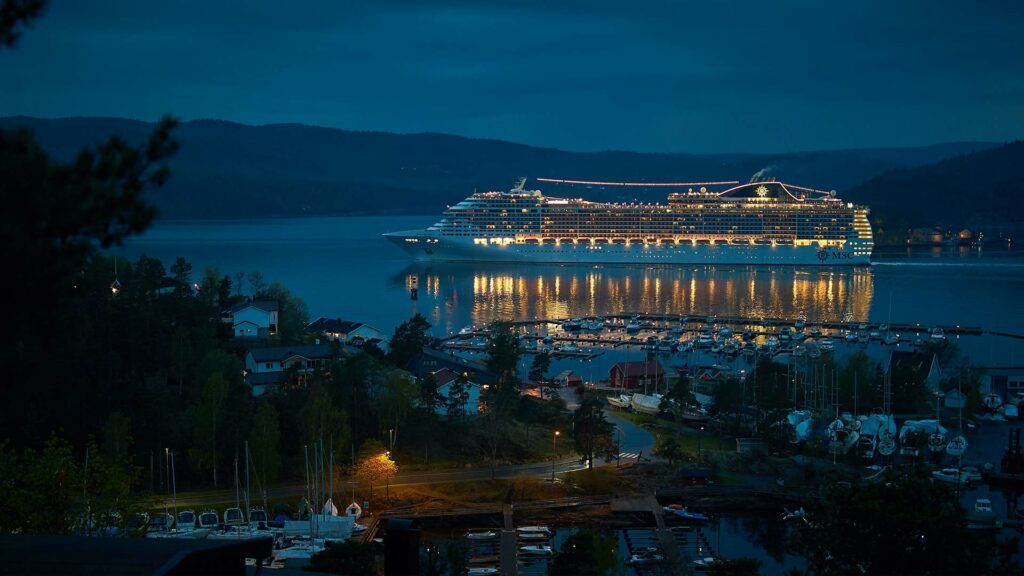 Kreuzfahrtschiff in einem Fjord.