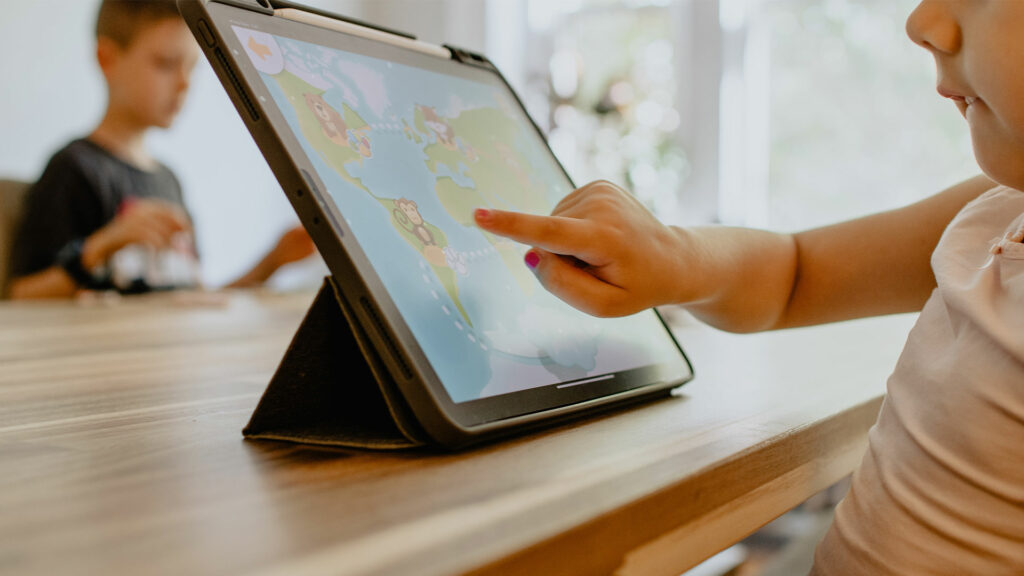 Ein Kind spielt auf dem Tablet.