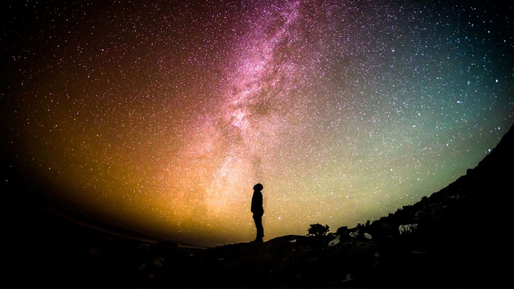 Silhouette eines Menschen schaut in den Sternenhimmel