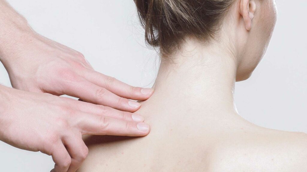 Physiotherapeut behandelt mit Osteopathie