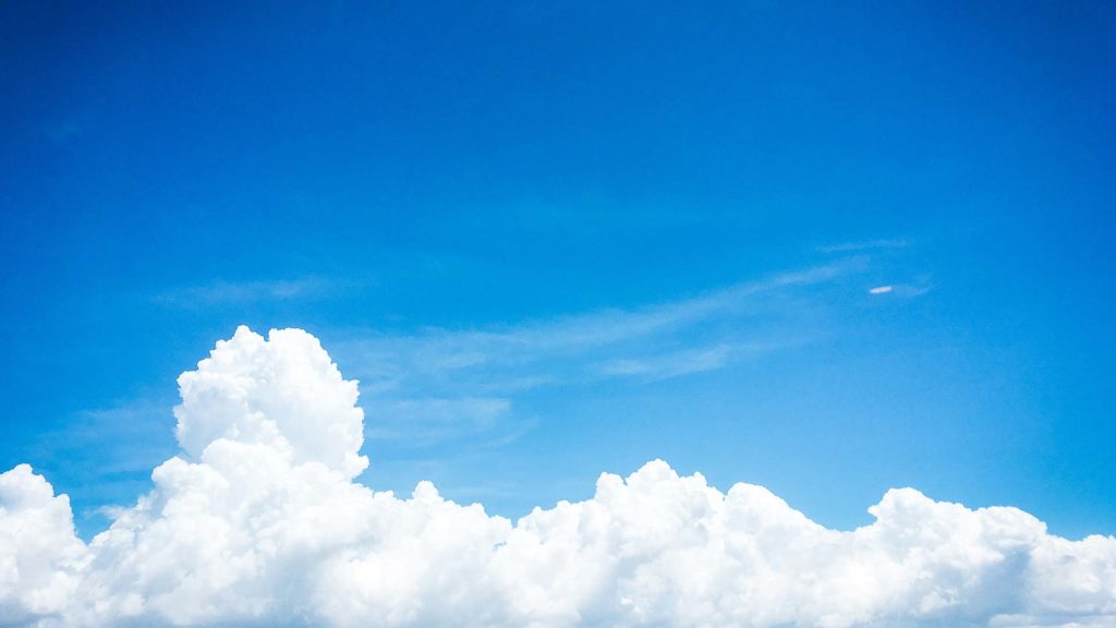 Weiße Wolken vor blauem Himmel