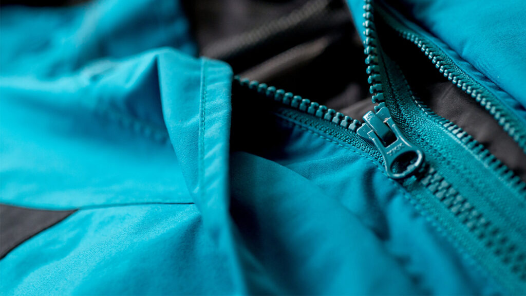 Blaue Outdoor-Jacke mit Reißverschluss und Kapuze
