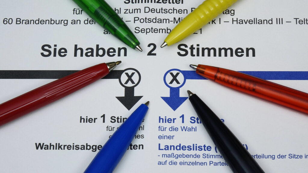 Stimmzettel zur Bundestagswahl und Kugelschreiber Stimmzettel zur Bundestagswahl und Kugelschreiber, 27.08.2021, Borkwal
