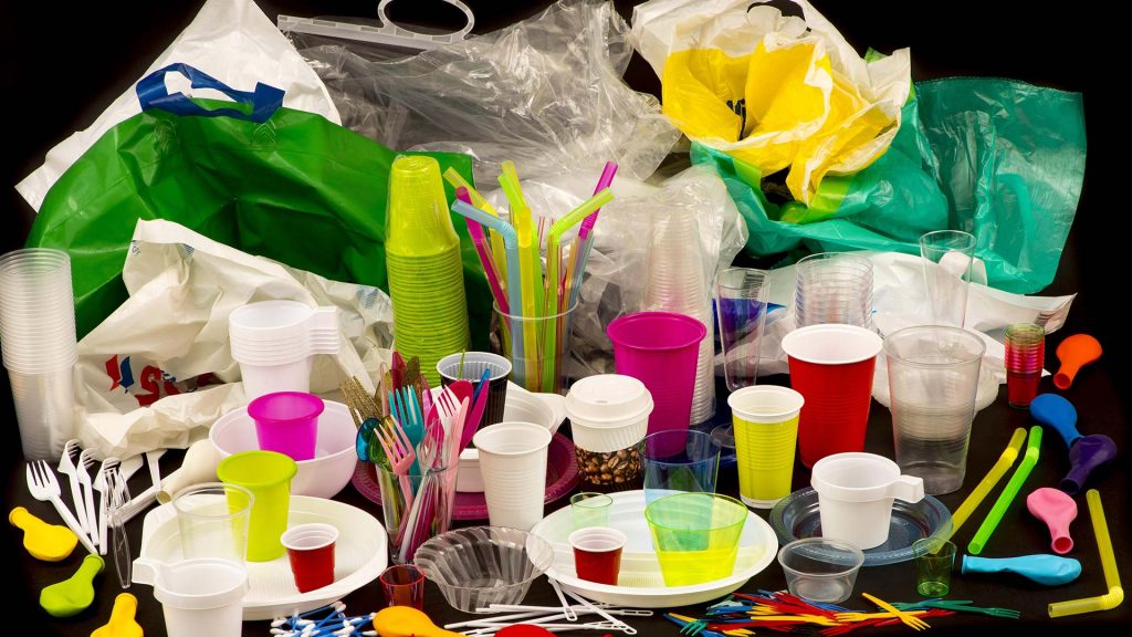 Plastikmüll vor schwarzem Hintergrund