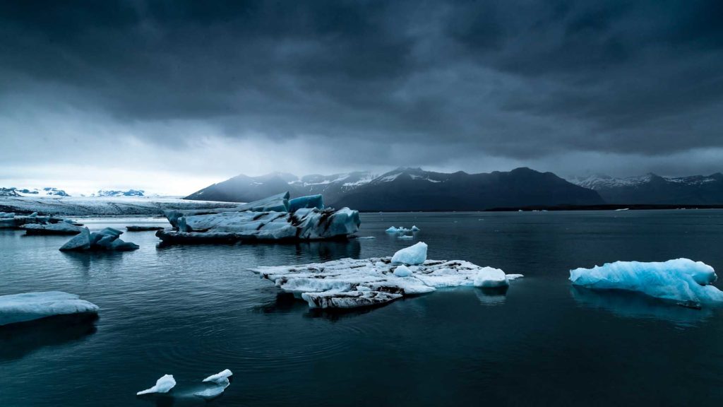 Eisberge treiben im Meer.