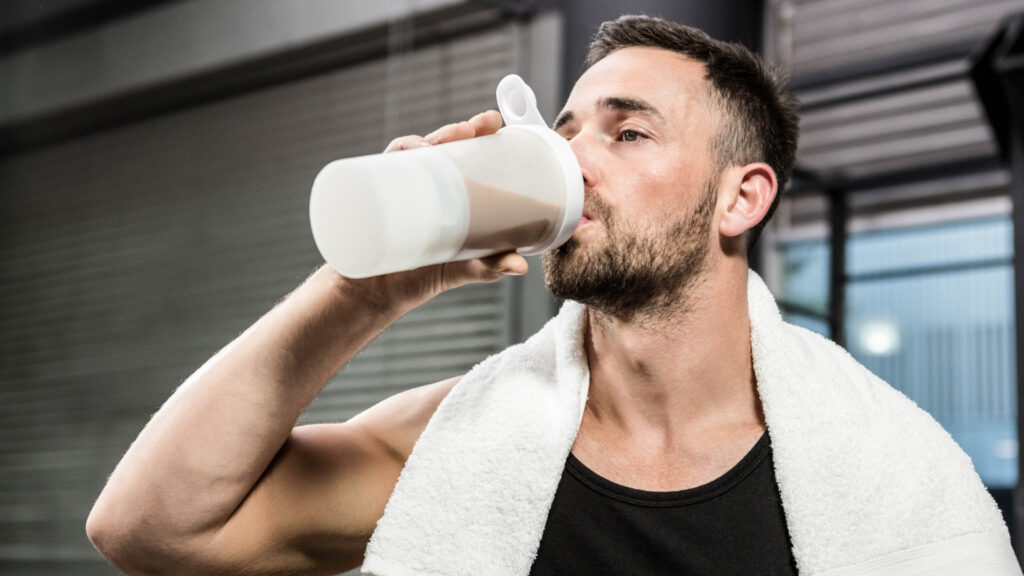 Mann trinkt Protein-Shake