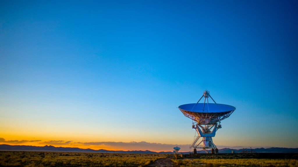 Ein großes Radioteleskop.